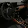 Intérieur de voiture personnalisé avec covering effet carbone cuivré sur le tableau de bord, la console centrale et les portières
