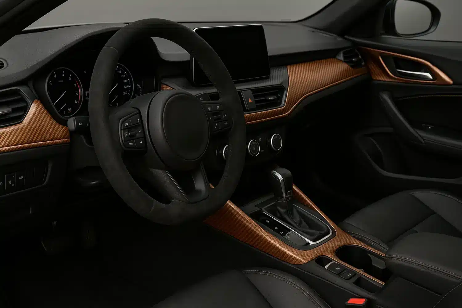 Intérieur de voiture personnalisé avec covering effet carbone cuivré sur le tableau de bord, la console centrale et les portières