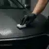 Traitement céramique sur un covering de voiture