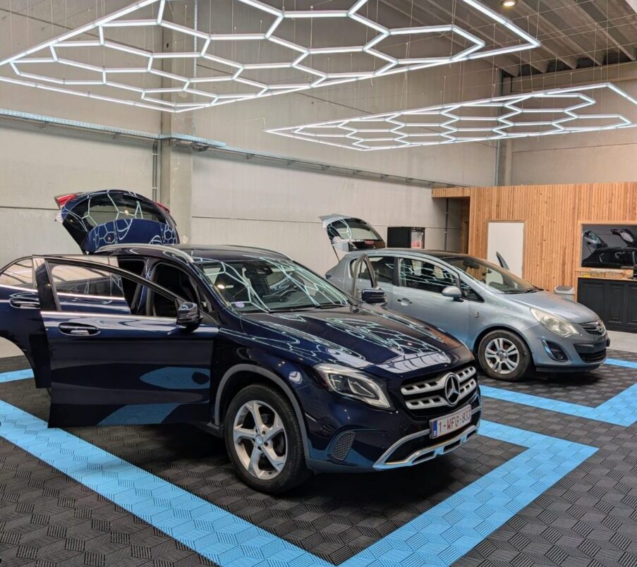Véhicule réel utilisé pendant une formation covering automobile