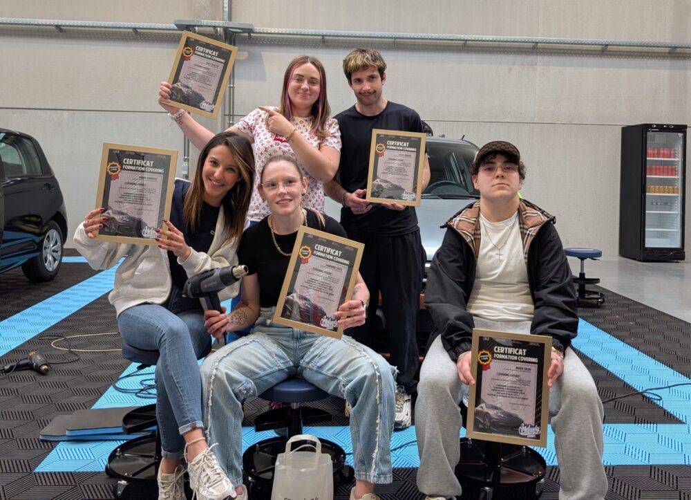 Stagiaires avec certificats à la fin de la formation covering