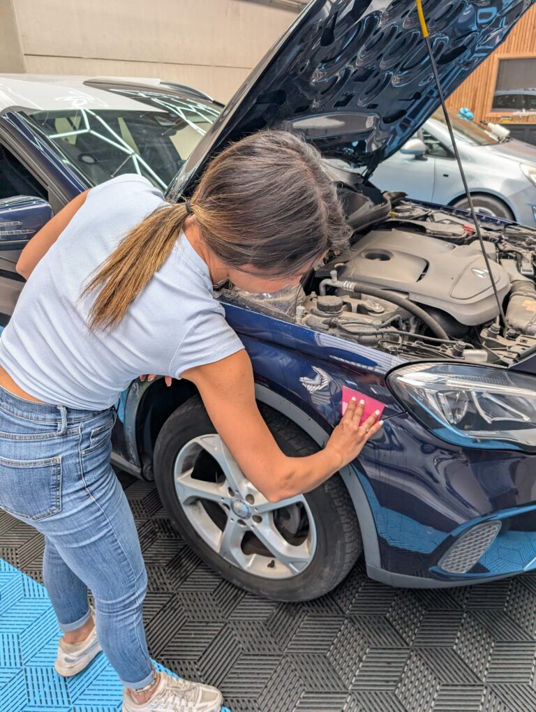 Participant en formation PPF pendant une pose pratique sur véhicule