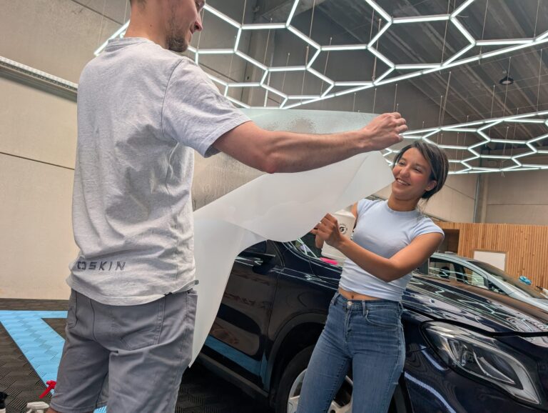 Apprentissage de la pose d’un film PPF de protection automobile