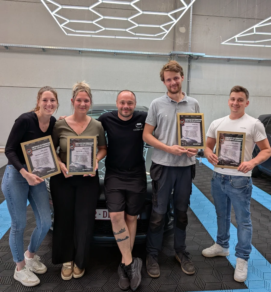 Stagiaires en fin de formation vitre teintée avec leur certificat