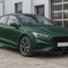 Simulation de la même voiture avec un covering vert forêt satiné et le même cadrage.