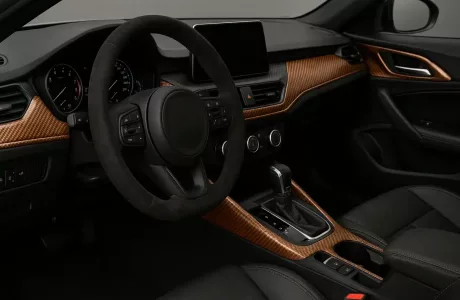 Intérieur de voiture personnalisé avec covering effet carbone cuivré sur le tableau de bord, la console centrale et les portières